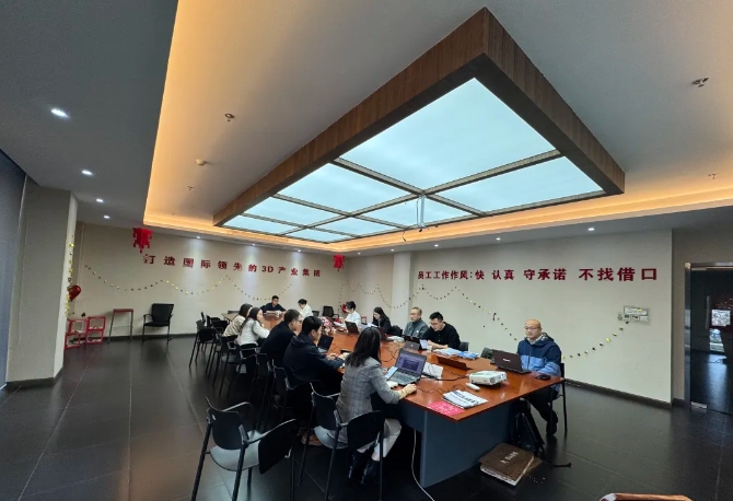 為深入貫徹中共中央、國(guó)務(wù)院印發(fā)的《國(guó)家標(biāo)準(zhǔn)化發(fā)展綱要》，落實(shí)加快數(shù)字化發(fā)展、建設(shè)數(shù)字中國(guó)的戰(zhàn)略部署，和《上海市全面推進(jìn)城市數(shù)字化轉(zhuǎn)型&ldquo;十四五&rdquo;規(guī)劃》，推進(jìn)上海城市數(shù)字化轉(zhuǎn)型標(biāo)準(zhǔn)化建設(shè)，數(shù)造科技積極響應(yīng)這一號(hào)召，成為上海市浦東新區(qū)第一批試點(diǎn)數(shù)字化改造企業(yè)之一，并順利通過(guò)驗(yàn)收。  圖片  圖片  圖片  圖片  圖為上海市城市數(shù)字化轉(zhuǎn)型工作領(lǐng)導(dǎo)小組部分領(lǐng)導(dǎo)和南匯工業(yè)園區(qū)領(lǐng)導(dǎo)、上海數(shù)造領(lǐng)導(dǎo)班子成員參加數(shù)字化改造驗(yàn)收答辯  圖片  參觀上海數(shù)造大廳的數(shù)字化制造&ldquo;黑湖小工單&rdquo;生產(chǎn)工序看板  數(shù)造科技自成立之初，創(chuàng)始人趙毅博士就以&ldquo;數(shù)造&rdquo;為企業(yè)命名，蘊(yùn)含數(shù)字化制造和變革的深遠(yuǎn)意義，與此時(shí)政府推進(jìn)聚焦制造業(yè)與數(shù)字化改造深度融合。未來(lái)，數(shù)造科技將不斷提升公司智能化、數(shù)字化、信息化改造力度，全面提升公司綜合管理和運(yùn)營(yíng)水平，著力實(shí)現(xiàn)智能制造高質(zhì)量發(fā)展。